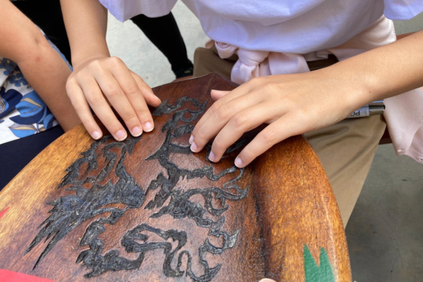 Mani che esplorano uno scudo in legno del Sestiere Sant'Emidio di Ascoli Piceno