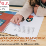 Immagine di una bambina che sfoglia un libro in braille e tattile